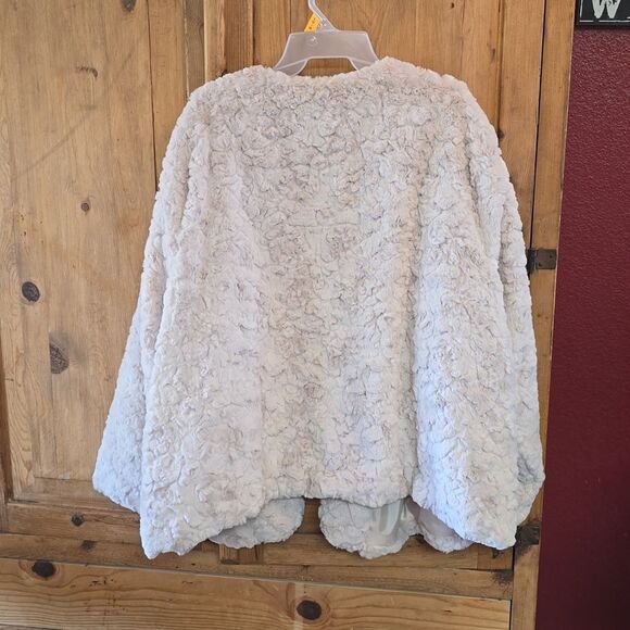 Lauren Conrad Soft Faux Fur Jacket Pockets - White    NEW WITH TAGS - Picture 2 of 10